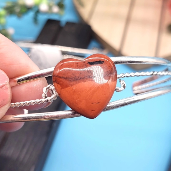 Alpaca silver cuff bracelet with heart stone. - Picture 1 of 2
